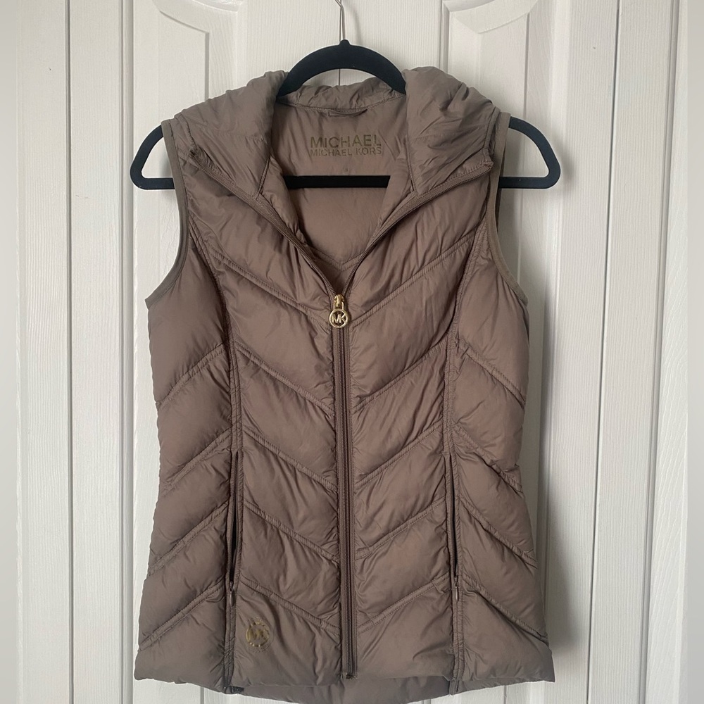 MICHAEL MICHAEL KORS PUFFY TAN HOODED VEST - SMALL